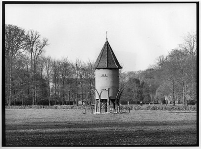 837706 Gezicht op de duiventoren van het kasteel Huis Doorn (Langbroekerweg 10) te Doorn.